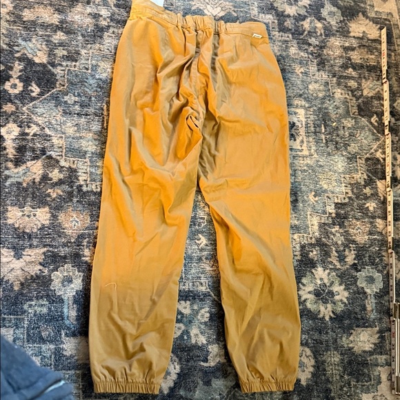 Levi's Tan Jogger Pants. 97% cotton 3% elastane. Size 26 - Picture 8 of 8